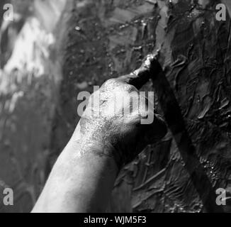 Les enfants, les mains sombres sale jeu de peinture, de boue, de graisse, noir et blanc Banque D'Images