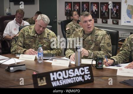 Le major-général Richard Kaiser, U.S. Army Corps of Engineers (USACE) Commandant général adjoint et sous-chef de l'armée américaine d'ingénieurs, participe à une séance d'information téléphonique avec ses coéquipiers au 1er septembre 2019, USACE, de passer en revue les dernières informations sur l'Ouragan Dorian à Washington, D.C. qui est maintenant un système de catégorie 5, Septembre, 2019. USACE mobilise des ressources pour quatre membres : Floride, Géorgie, Caroline du Sud et Caroline du Nord, où il a reçu une mission de l'Agence fédérale de gestion des urgences pour pouvoir temporaire et régionaux de l'activation. USACE a déployé une inondation-lutte t Banque D'Images