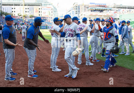 Washington, États-Unis d'Amérique. 09Th Sep 2019. De baseball des New York Mets Edwin Diaz (39) et ses coéquipiers célèbrent leur victoire sur les Nationals de Washington au Championnat National Park à Washington, DC Le Lundi, septembre 2, 2019. Les mets a gagné le match 7 - 3.Credit : Ron Sachs/CNP (restriction : NO New York ou le New Jersey Journaux ou journaux dans un rayon de 75 km de la ville de New York) | Conditions de crédit dans le monde entier : dpa/Alamy Live News Banque D'Images