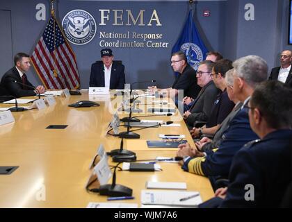 Le président Donald J. Trump, rejoint par le Secrétaire par intérim du Département de la sécurité intérieure Kevin McAleenan et agissant de l'administrateur de la FEMA Pete Gaynor, assiste à une réunion d'information Dimanche, Septembre 1, 2019, sur la prévision de l'Ouragan Dorian directionnelle à la Federal Emergency Management Agency (FEMA) siège à Washington, D.C, Septembre, 2019. Officiel de la Maison Blanche (photo de Tara A. Molle) l'image de courtoisie Sharon Pieczenik/l'Agence fédérale de gestion des urgences. () Banque D'Images