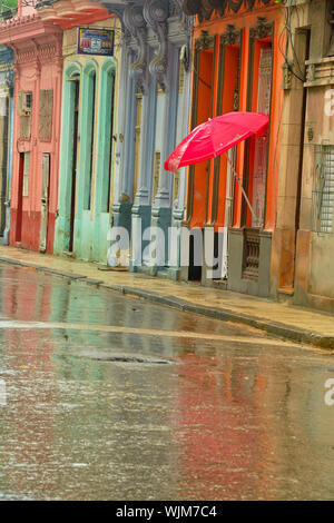 La photographie de rue dans le centre de La Havane- réflexions sur la Calle Galiano avec les piétons les jours de pluie, La Habana (La Havane), La Havane, Cuba Banque D'Images