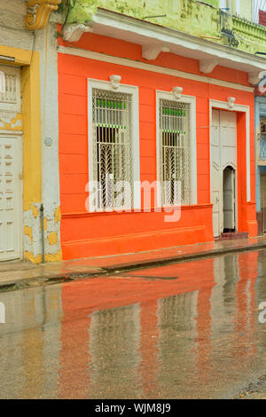 La photographie de rue dans le centre de La Havane- réflexions sur un jour de pluie, La Habana (La Havane), La Havane, Cuba Banque D'Images