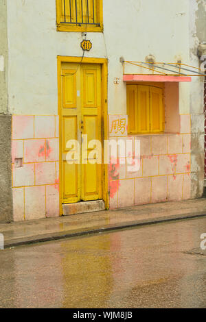 La photographie de rue dans le centre de La Havane- réflexions sur un jour de pluie, La Habana (La Havane), La Havane, Cuba Banque D'Images