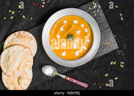 Soupe de crème colorée avec la citrouille et la carotte. Manger des aliments sains et concept. Banque D'Images