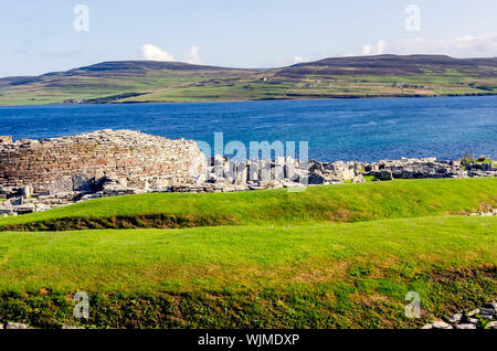 Broch de Gurness flanquée de digues de terre renforcée par la pierre. Les ruines du village broch l'entourent. Banque D'Images