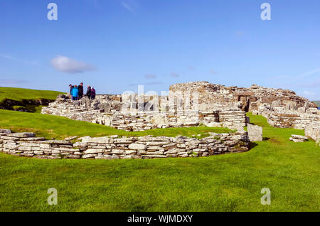 Broch de Gurness flanquée de digues de terre renforcée par la pierre. Les ruines du village broch l'entourent. Banque D'Images