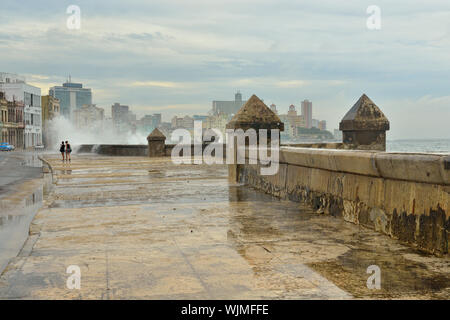 La photographie de rue dans le centre de La Havane- Surf s'écraser sur la digue le long du Malecon, La Havane (La Havane), La Havane, Cuba Banque D'Images