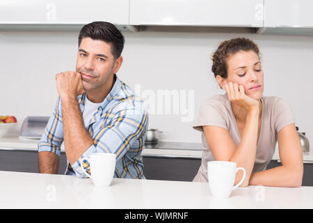 Couple having coffee troublée de ne pas se parler à la maison dans la cuisine Banque D'Images