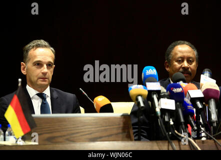 Khartoum, Soudan. 3e, 2019 Sep. Le ministre des Affaires étrangères allemand Heiko Maas (L) et le premier ministre Abdalla Hamdok assister à une conférence de presse à Khartoum, au Soudan, le 3 septembre 2019. Le premier ministre Abdalla Hamdok mardi a réitéré l'importance de supprimer le Soudan de la liste américaine des pays 'sponsoring le terrorisme." Crédit : Mohamed Khidir/Xinhua/Alamy Live News Banque D'Images