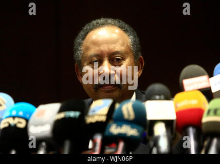 Khartoum, Soudan. 3e, 2019 Sep. Le premier ministre Abdalla Hamdok assiste à une conférence de presse avec le ministre des Affaires étrangères allemand Heiko Maas (pas dans le photo) à Khartoum, au Soudan, le 3 septembre 2019. Le premier ministre Abdalla Hamdok mardi a réitéré l'importance de supprimer le Soudan de la liste américaine des pays 'sponsoring le terrorisme." Crédit : Mohamed Khidir/Xinhua/Alamy Live News Banque D'Images