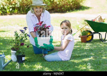 Portrait d'une grand-mère et petite-fille engaged in gardening Banque D'Images