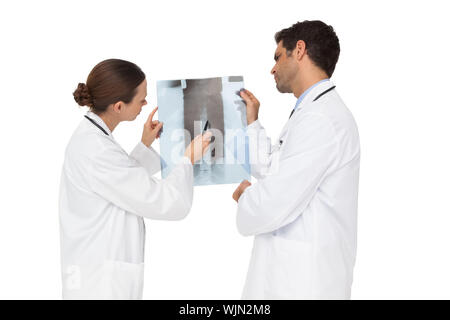 Team of doctors analysing an xray ensemble sur fond blanc Banque D'Images