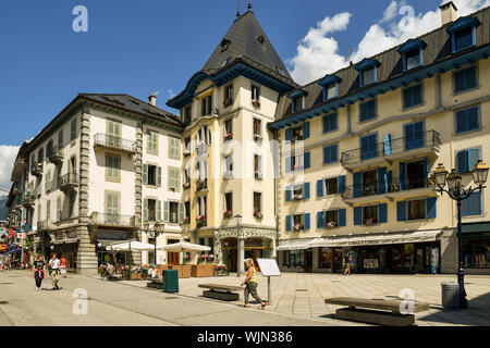 Vue sur le centre historique de Chamonix-Mont-Blanc avec la façade du Grand Hôtel des Alpes, un jour d'été ensoleillé, Haute Savoie, Alpes, France Banque D'Images