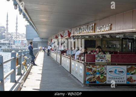 İstanbul, Turquie - le 19 mai 2019 : Pont restaurants et les gens de manger. Photographié dans la région ensoleillée et humide. Banque D'Images