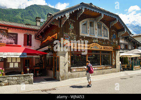 De l'extérieur d'un bar restaurant dans le centre de Chamonix-Mont-Blanc en style architectural savoyard typique dans un beau jour d'été, Haute Savoie, France Banque D'Images