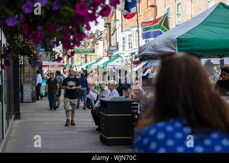 Winchester, Hampshire, UK Une scène d'une ville typiquement anglais high street pour le shopping marche à travers les étals du marché marché passé et du commerce Banque D'Images