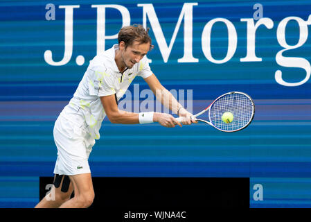 New York, NY - 2 septembre 2019 : Daniil Medvedev (Russie) en action lors du quart de finale du championnat de l'US Open contre Stan Wawrinka (Suisse) à Billie Jean King National Tennis Center Banque D'Images