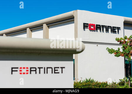 Fortinet signe à la cybersécurité au siège de l'entreprise dans la Silicon Valley, haute technologie de San Francisco Bay Area Banque D'Images