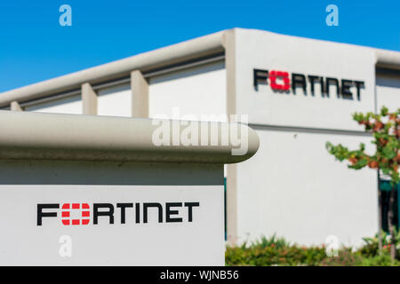 Fortinet signe à la cybersécurité au siège de l'entreprise dans la Silicon Valley, haute technologie de San Francisco Bay Area Banque D'Images