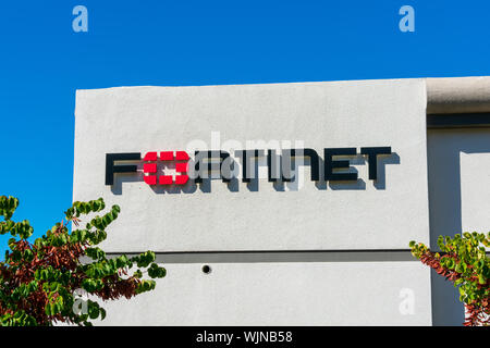Fortinet signe à la cybersécurité au siège de l'entreprise dans la Silicon Valley, haute technologie de San Francisco Bay Area Banque D'Images