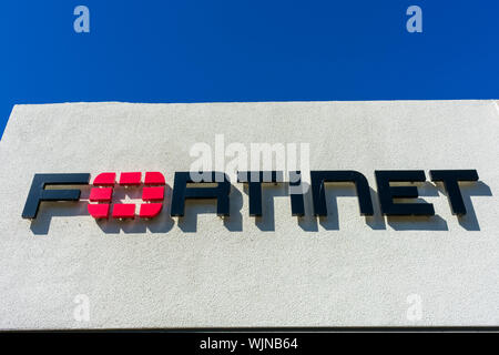 Fortinet signe à la cybersécurité au siège de l'entreprise dans la Silicon Valley, haute technologie de San Francisco Bay Area Banque D'Images