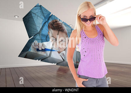 Charmante femme d'oeil sur ses lunettes contre chambre avec escalier création numérique Banque D'Images