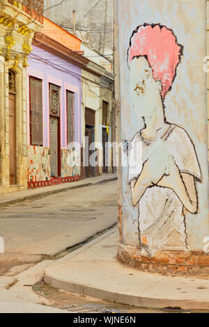 La photographie de rue dans le centre de La Havane- Photo murale peinte sur l'architecture coloniale sur la calle Neptuno , La Habana (La Havane), La Havane, Cuba Banque D'Images