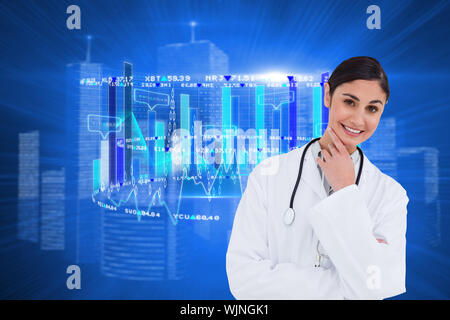 Smiling female doctor en penseurs posent contre futuristic cityscape brillant Banque D'Images