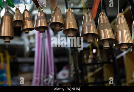 Rangée de cloches suspendues, de petite à grande... Banque D'Images