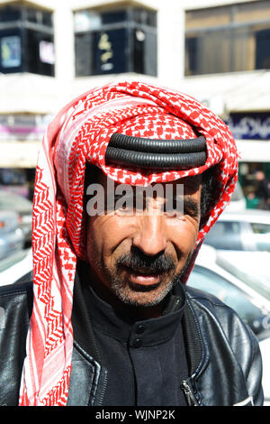 Portrait d'un homme portant un keffieh traditionnel. Banque D'Images