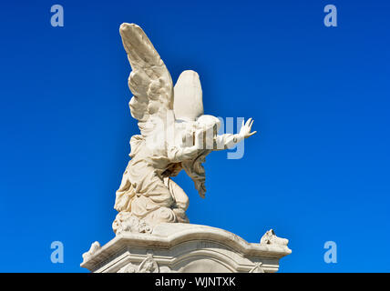 Cimetière Colon (Cementerio de Cristóbal Colón)- sur la statuaire décorative des monuments commémoratifs pour les riches, La Habana (La Havane), La Havane, Cuba Banque D'Images