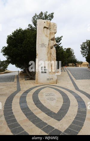 Sculpture pour commémorer la visite du Pape Jean Paul II pour le Mont Nébo en Jordanie. Banque D'Images