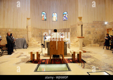 Prières à l'église du mémorial de Moïse au mont Nébo, en Jordanie. Banque D'Images