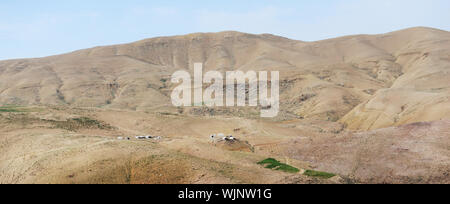 Des bédouins dans le désert près de la mer Morte en Jordanie. Banque D'Images