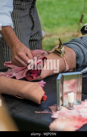 Un chirurgien de bataille donne une démonstration pendant une guerre civile américaine sur la reconstitution de la fête du Travail 2019 à Huntington Beach, Californie , USA Banque D'Images