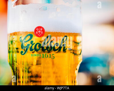 Overveen, Pays-Bas, - Aug 23, 2019 : Close-up of fresh beer Grolsch à Parnassia Cafe - brasserie hollandaise Grolsch est fondée en 1615 par Willem Neerfeldt à Groenlo Banque D'Images