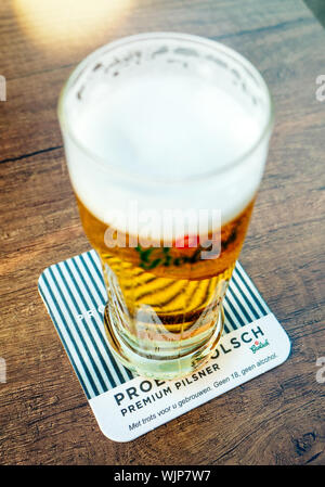 Overveen, Pays-Bas, - Aug 23, 2019 : Vertical image de la bière Grolsch à Parnassia Cafe - brasserie hollandaise Grolsch est fondée en 1615 par Willem Neerfeldt à Groenlo Banque D'Images