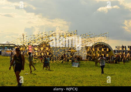 KOSINO, Russie - le 18 juillet 2015:Main Stage, panorama et les gens à l'avenir les gens Alfa Festival qui se déroule du 17 au 19 juillet, près de Nijni-Novgorod. Banque D'Images