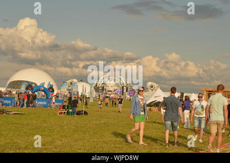 KOSINO, Russie - le 18 juillet 2015:Main Stage, panorama et les gens à l'avenir les gens Alfa Festival qui se déroule du 17 au 19 juillet, près de Nijni-Novgorod. Banque D'Images