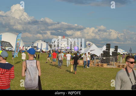 KOSINO, Russie - le 18 juillet 2015:Main Stage, panorama et les gens à l'avenir les gens Alfa Festival qui se déroule du 17 au 19 juillet, près de Nijni-Novgorod. Banque D'Images