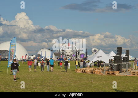 KOSINO, Russie - le 18 juillet 2015:Main Stage, panorama et les gens à l'avenir les gens Alfa Festival qui se déroule du 17 au 19 juillet, près de Nijni-Novgorod. Banque D'Images