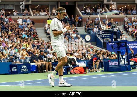 La Suisse de Roger Federer en compétition dans le deuxième tour de l'US Open de Tennis 2019 Banque D'Images