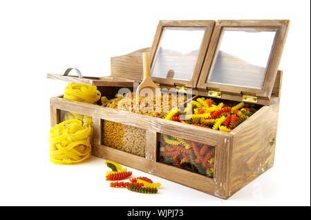 Assortiment de pâtes dans la vieille armoire en bois isolé sur fond blanc Banque D'Images