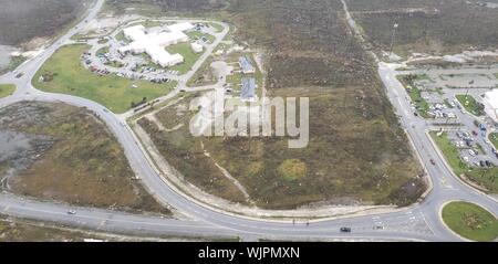 Marsh Harbour, Abaco, Bahamas. 03 Septembre, 2019. Une garde côtière des États-Unis de sauvetage par hélicoptère Jayhawk Marsh Harbour approches clinique pour aider à la suite du cyclone Dorian le 3 septembre, 2019 à Marsh Harbour, Abaco, Bahamas. Dorian a frappé la petite nation insulaire comme une tempête de catégorie 5 avec des vents de 185 mph. Credit : Hunter Medley et la USCG/Alamy Live News Banque D'Images