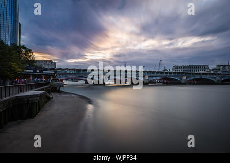 Coucher de soleil sur Blackfriars Bridge et de la gare vu de la Thames Bankside, à marée basse sur une soirée d'automne Banque D'Images