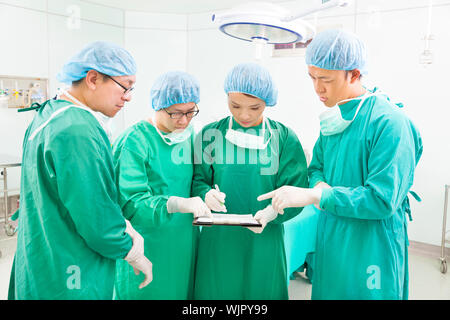 Chirurgiens discuter dossiers patients dans l'opération prix Banque D'Images