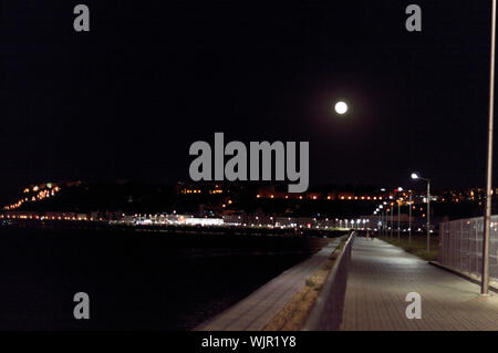 Vue de la Strelka site sur Nizhne-Volzhskaya remblai à la nuit. L'éclairage visible des bâtiments et structures. Nizhny Novgorod, Russie. Banque D'Images