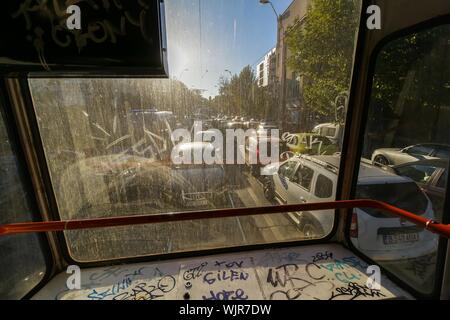 Bucarest, Roumanie - 25 octobre 2018 : Les voitures sont considérées, d'un tram, dans une circulation dense aux heures de pointe, à Bucarest, Roumanie. Banque D'Images