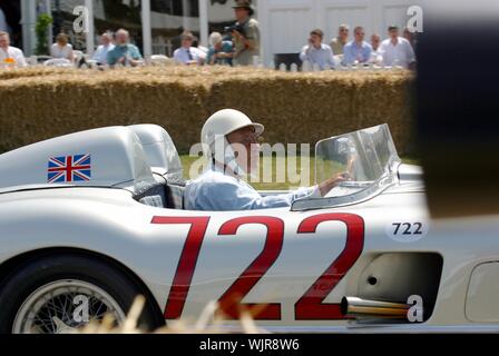 STIRLING MOSS au volant de sa 1955 Mercedes-Benz 300 SLR, Goodwood Festival of Speed 2003, 030711. Photo : Glyn Kirk/Action Plus.Driver Drivers racing.Motor sport sports sport.motorcar voitures . Banque D'Images