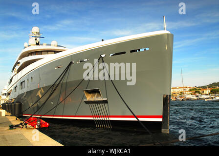 Grand bateau yacht ancré à St Tropez dans la Riviera française Banque D'Images